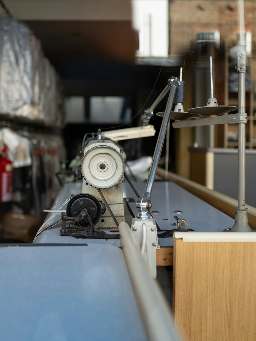 Industrienähmaschine auf einer hellblau-grauen Werkbank.
